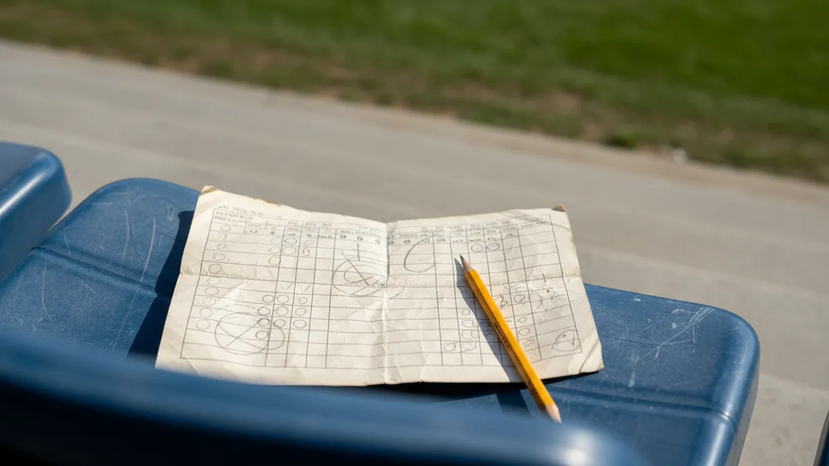Una tarjeta de anotación de béisbol con marcas de lápiz en un asiento.