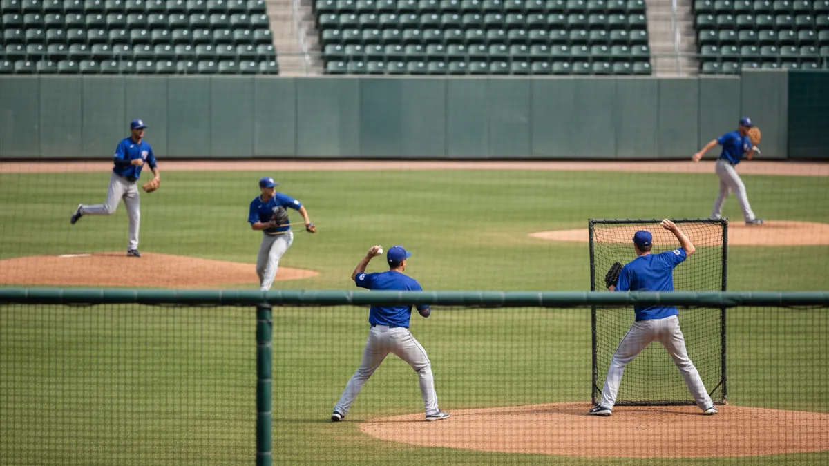Lanzadores de relevo calentando en el bullpen antes de un juego de la MLB.